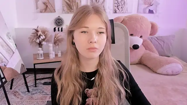 Snapshot of LunasFrost chatting on 04/08/26, 08:14 LunasFrost online show from 04/08/26, 08:14