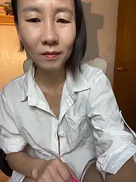 Snapshot of lilysister66 chatting on 06/19/26, 04:33 lilysister66 online show from 06/19/26, 04:33