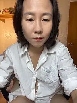 Snapshot of lilysister66 chatting on 06/29/26, 06:08 lilysister66 online show from 06/29/26, 06:08