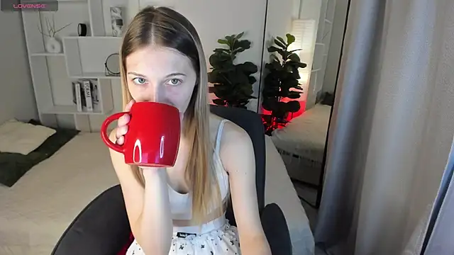 LauraPurr online show from 05/25/26, 06:08