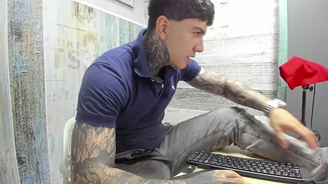 Snapshot of Gury_tattoo chatting on 04/30/26, 06:25 Gury tattoo online show from 04/30/26, 06:25