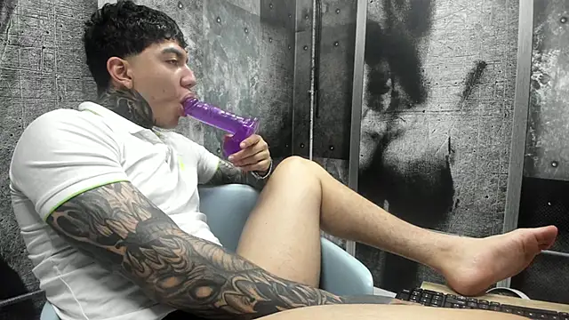 Snapshot of Gury_tattoo chatting on 05/23/26, 02:21 Gury tattoo online show from 05/23/26, 02:21