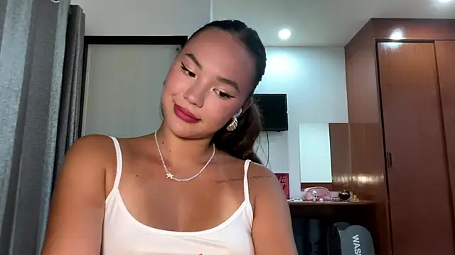 Snapshot of kamila_18_french chatting on 04/02/26, 02:15 kamila 18 french online show from 04/02/26, 02:15
