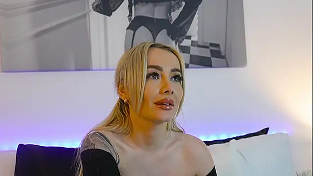 Snapshot of FrancescaGrayy chatting on 05/13/26, 08:27 FrancescaGrayy online show from 05/13/26, 08:27