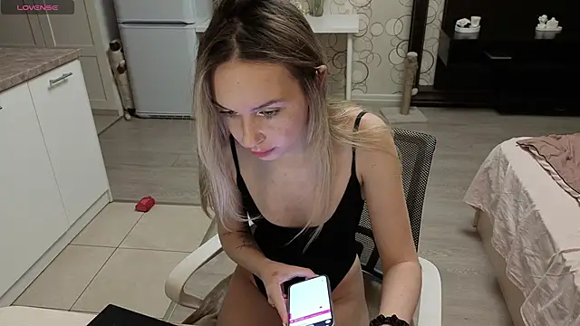 Snapshot of Candy_Loveee chatting on 04/18/26, 06:01 Candy Loveee online show from 04/18/26, 06:01