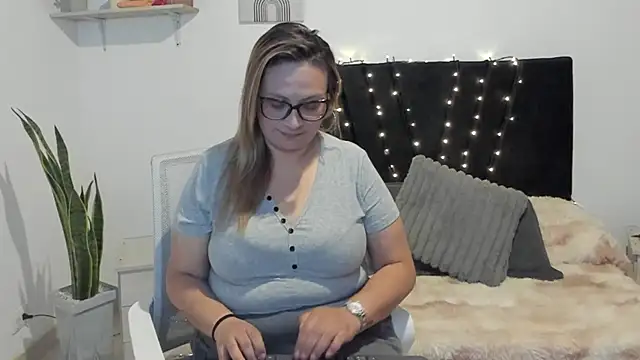 Snapshot of Just_evangeline chatting on 04/01/26, 02:36 Just evangeline online show from 04/01/26, 02:36