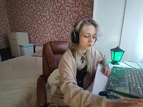 Snapshot of StijenaHunt chatting on 04/20/26, 01:14 StijenaHunt online show from 04/20/26, 01:14