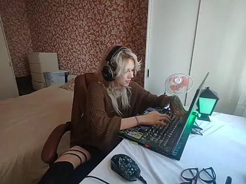 Snapshot of StijenaHunt chatting on 04/27/26, 01:20 StijenaHunt online show from 04/27/26, 01:20