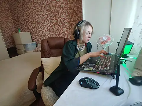 Snapshot of StijenaHunt chatting on 04/30/26, 01:28 StijenaHunt online show from 04/30/26, 01:28
