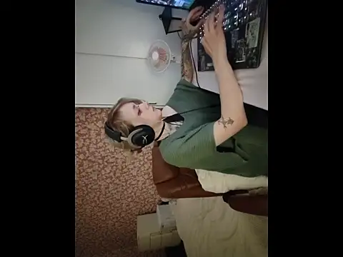 Snapshot of StijenaHunt chatting on 05/01/26, 02:32 StijenaHunt online show from 05/01/26, 02:32