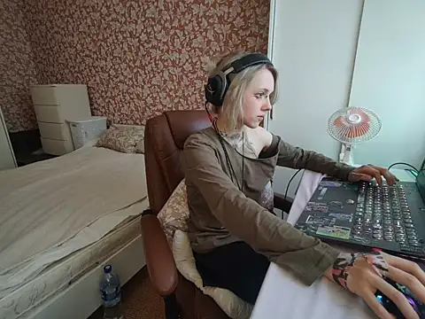 Snapshot of StijenaHunt chatting on 05/02/26, 01:05 StijenaHunt online show from 05/02/26, 01:05