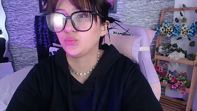 Snapshot of eyes_moonn chatting on 06/15/26, 02:19 eyes moonn online show from 06/15/26, 02:19