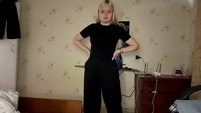 Snapshot of Sophia_Blonde chatting on 05/17/26, 06:15 Sophia Blonde online show from 05/17/26, 06:15