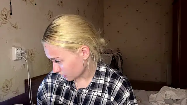Snapshot of Sophia_Blonde chatting on 05/20/26, 03:29 Sophia Blonde online show from 05/20/26, 03:29