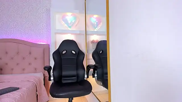 layla-Play online show from 06/11/26, 12:32