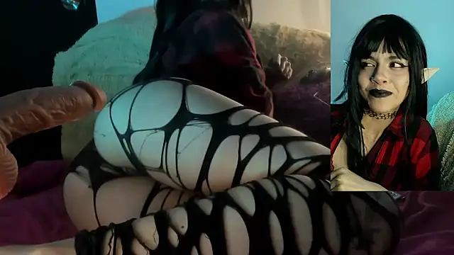 Snapshot of Nyxara- chatting on 04/10/26, 11:42 Nyxara- online show from 04/10/26, 11:42