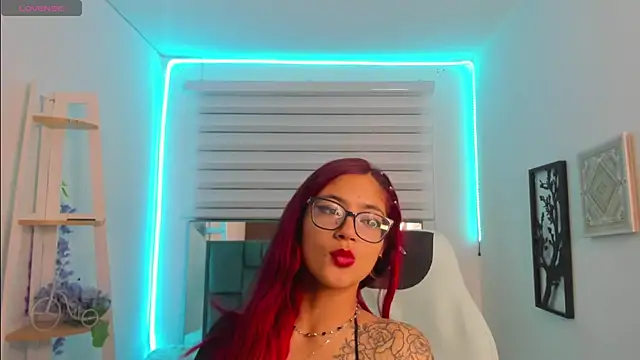 Snapshot of Sara_Red_X chatting on 06/16/26, 03:42 Sara Red X online show from 06/16/26, 03:42