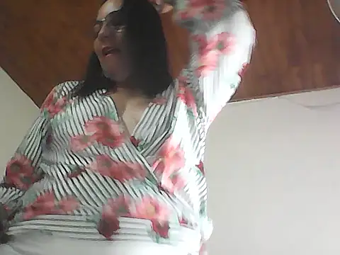 Snapshot of roxanne_xxx chatting on 04/13/26, 02:22 roxanne xxx online show from 04/13/26, 02:22