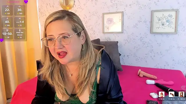Martinacurvy  online show from 05/11/26, 02:56