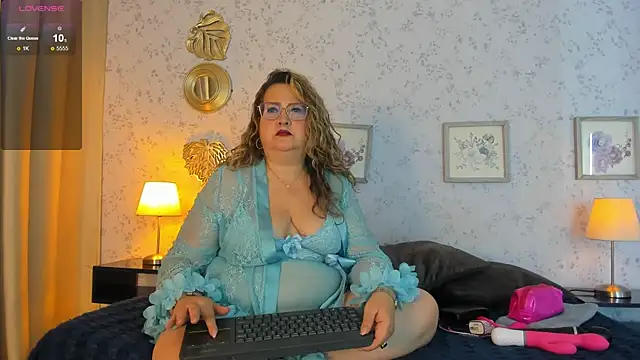 Snapshot of Martinacurvy_ chatting on 06/05/26, 10:43 Martinacurvy online show from 06/05/26, 10:43