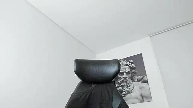 Snapshot of simonleon27 chatting on 06/17/26, 12:46 simonleon27 online show from 06/17/26, 12:46