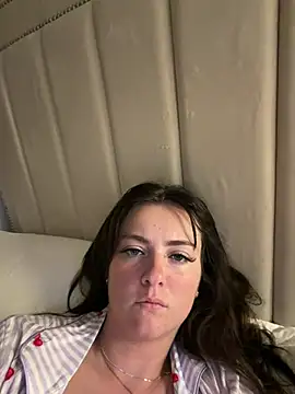 LolaSkyee online show from 05/08/26, 06:30