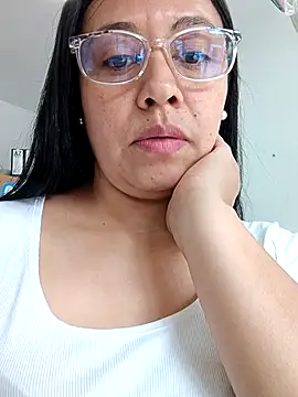 Snapshot of Violeta--7 chatting on 04/17/26, 01:47 Violeta--7 online show from 04/17/26, 01:47