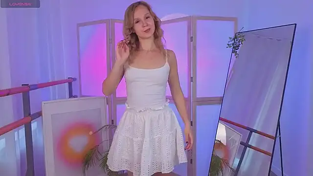 Snapshot of sophie_blossom_ chatting on 06/17/26, 01:45 sophie blossom online show from 06/17/26, 01:45