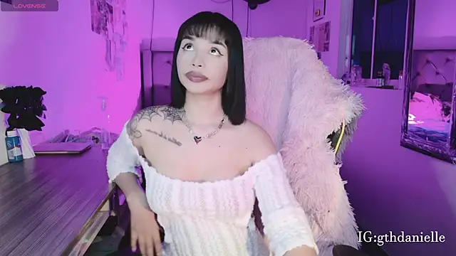 Snapshot of goth_Valentinna chatting on 04/19/26, 01:27 goth Valentinna online show from 04/19/26, 01:27