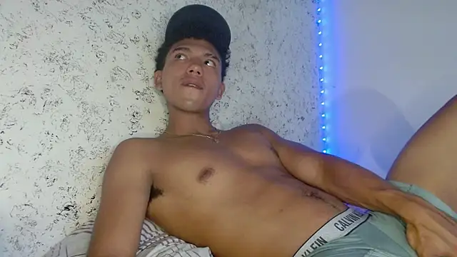 Snapshot of tonydesire_ chatting on 04/11/26, 08:13 tonydesire online show from 04/11/26, 08:13