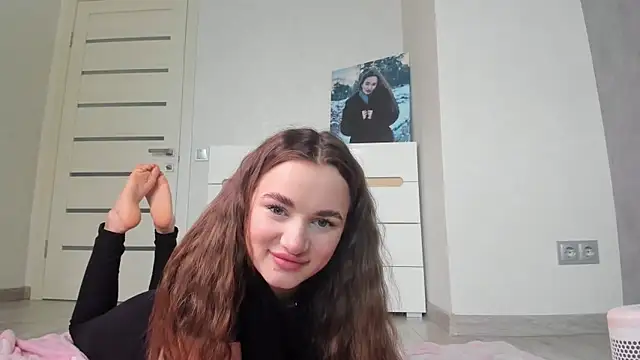 Snapshot of AlinaLuxxx chatting on 05/15/26, 10:33 AlinaLuxxx online show from 05/15/26, 10:33