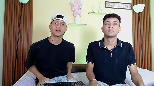 Snapshot of TwoHotTrouble_ chatting on 03/31/26, 09:26 TwoHotTrouble online show from 03/31/26, 09:26