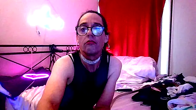 Snapshot of courtney1982 chatting on 04/05/26, 11:13 courtney1982 online show from 04/05/26, 11:13