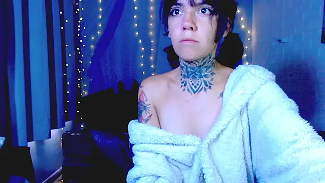 Snapshot of LannieGonzales chatting on 04/12/26, 03:28 LannieGonzales online show from 04/12/26, 03:28