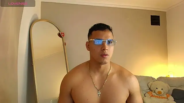 Snapshot of Maxi_and_Ares chatting on 04/05/26, 07:11 Maxi and Ares online show from 04/05/26, 07:11