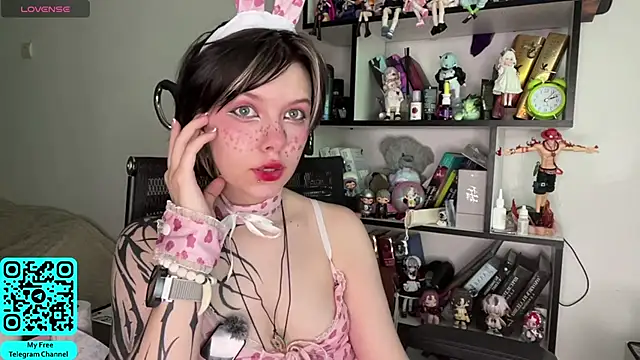 Snapshot of MadalynNosel chatting on 06/17/26, 07:00 MadalynNosel online show from 06/17/26, 07:00