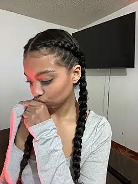 Snapshot of MIAHREINS chatting on 04/26/26, 04:54 MIAHREINS online show from 04/26/26, 04:54