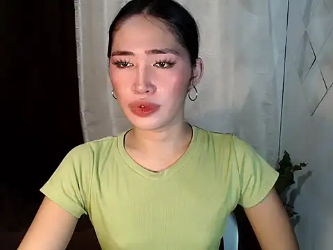 Snapshot of urasiankylie chatting on 05/13/26, 08:01 urasiankylie online show from 05/13/26, 08:01