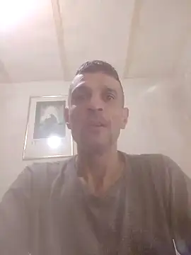 Snapshot of Guillelp chatting on 06/11/26, 12:32 Guillelp online show from 06/11/26, 12:32