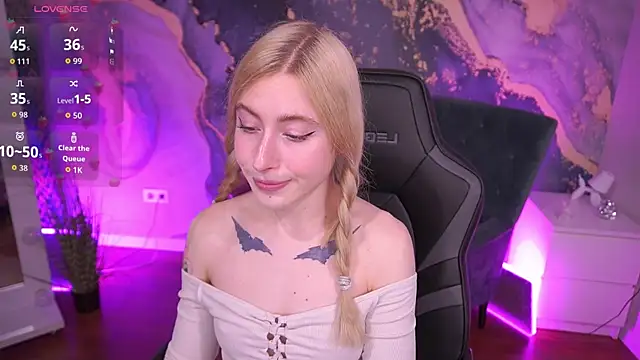 Snapshot of MelaniiePlay chatting on 04/20/26, 01:14 MelaniiePlay online show from 04/20/26, 01:14