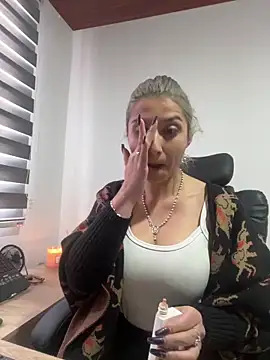 Snapshot of Isabella_varella- chatting on 06/05/26, 12:33 Isabella varella- online show from 06/05/26, 12:33