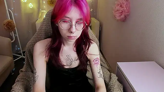 Snapshot of Alice_Nyx chatting on 04/10/26, 08:35 Alice Nyx online show from 04/10/26, 08:35
