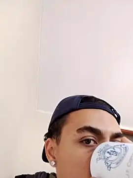 Snapshot of jhonylock chatting on 04/21/26, 12:00 jhonylock online show from 04/21/26, 12:00