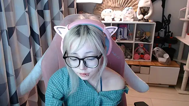 Snapshot of SaxonDibs chatting on 07/13/26, 02:20 SaxonDibs online show from 07/13/26, 02:20