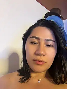 EvelynLeen  online show from 05/13/26, 12:30