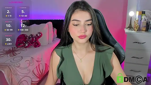 Snapshot of esmeralda_le chatting on 04/16/26, 11:44 esmeralda le online show from 04/16/26, 11:44