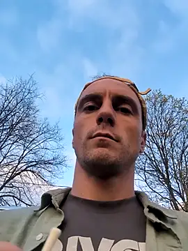 Snapshot of SemoLeo22 chatting on 04/16/26, 11:51 SemoLeo22 online show from 04/16/26, 11:51