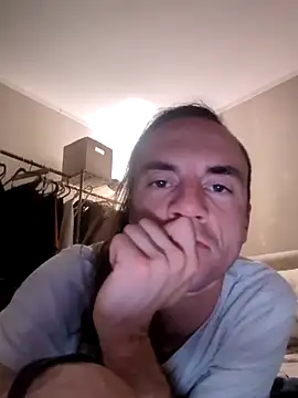 Snapshot of SemoLeo22 chatting on 04/21/26, 03:13 SemoLeo22 online show from 04/21/26, 03:13