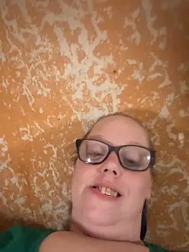 Snapshot of SlayNPlay chatting on 04/24/26, 02:47 SlayNPlay online show from 04/24/26, 02:47