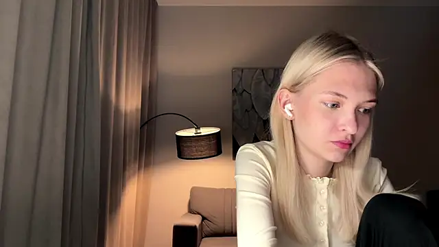 Snapshot of EvelineMolima chatting on 05/01/26, 08:02 EvelineMolima online show from 05/01/26, 08:02